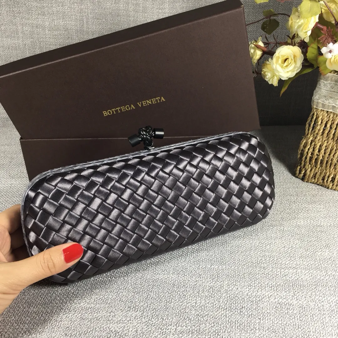 8651 Large Classic Dinner Bag ~~~Snake leather with ribbon ~~~Dense and slippery, not easy to fluff, can hold iPhones of all sizes! Size: 25cm*9.5cm*4cm